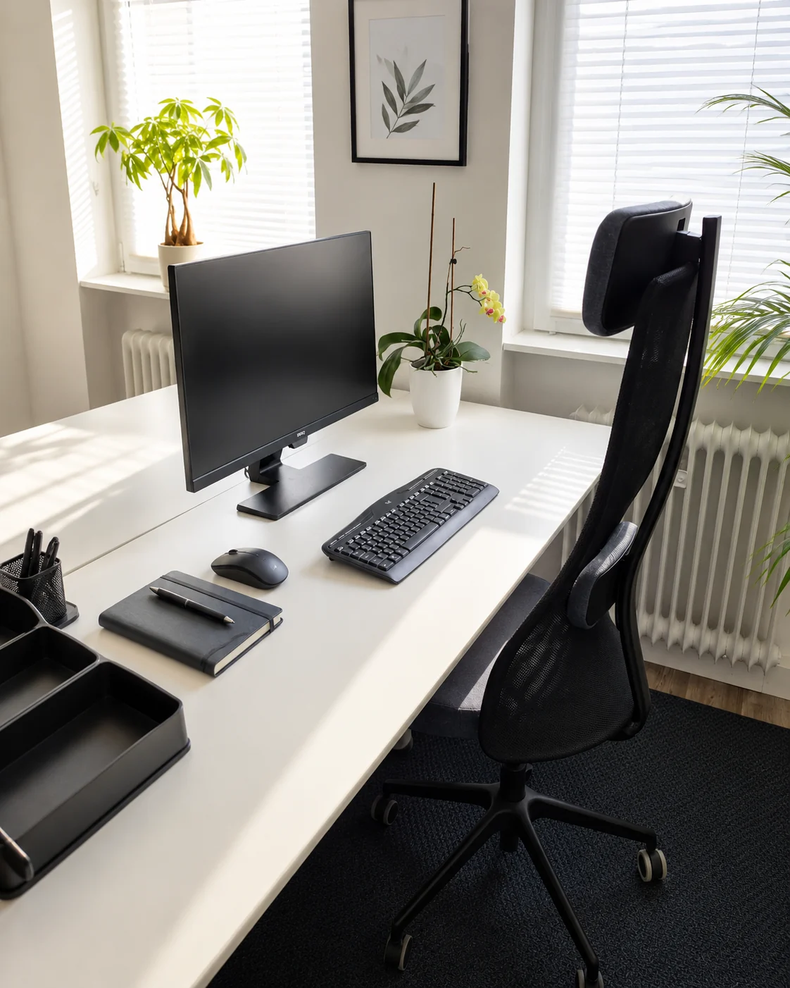 Fester Arbeitsplatz mit Schreibtisch, Bildschirm, ergonomischem Stuhl und Pflanzen für konzentriertes Arbeiten im K7 Workspace Königstein