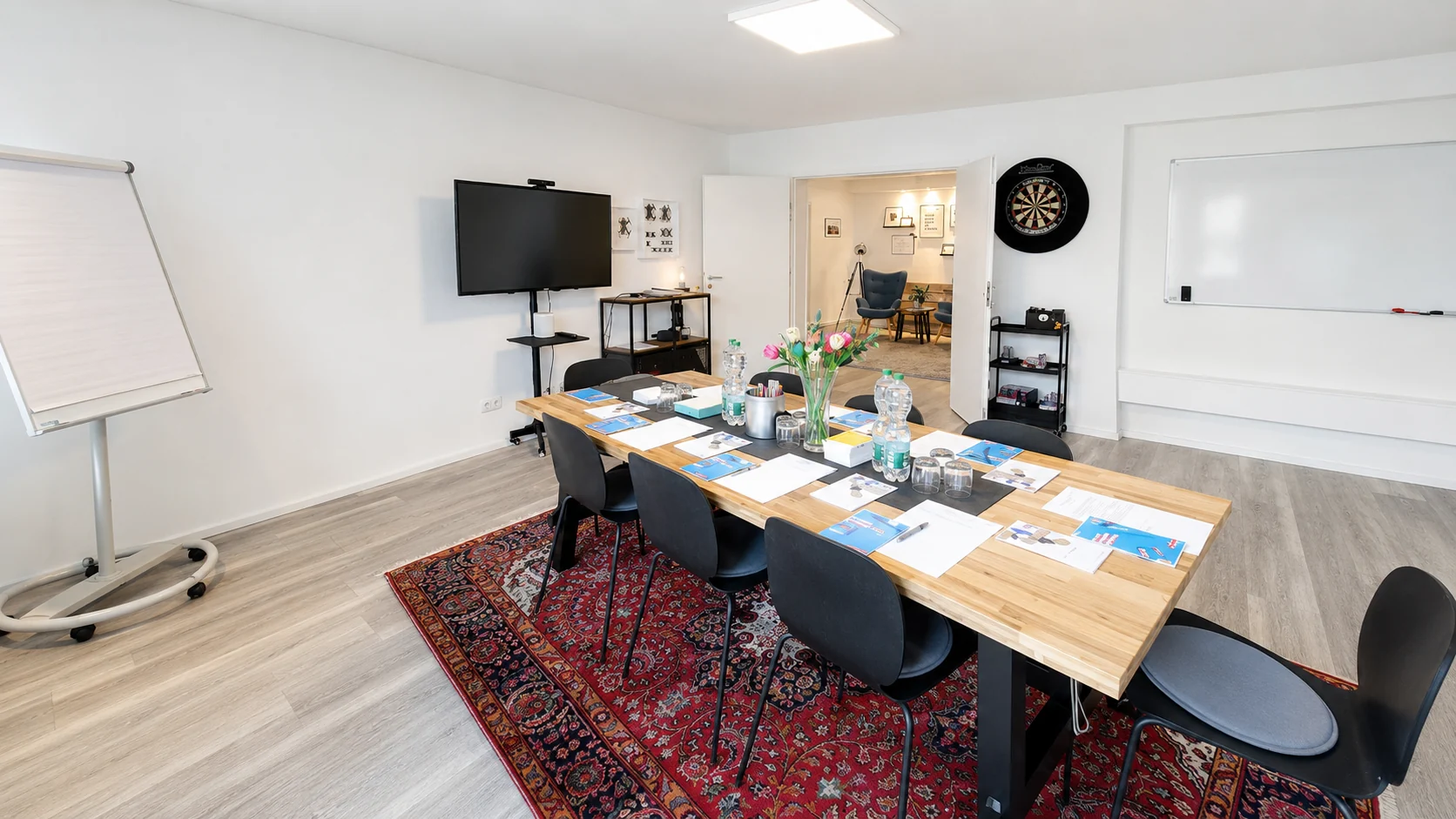 Konferenzraum mit langem Holztisch und Bestuhlung für Workshops und Arbeitssessions im K7 Workspace Königstein