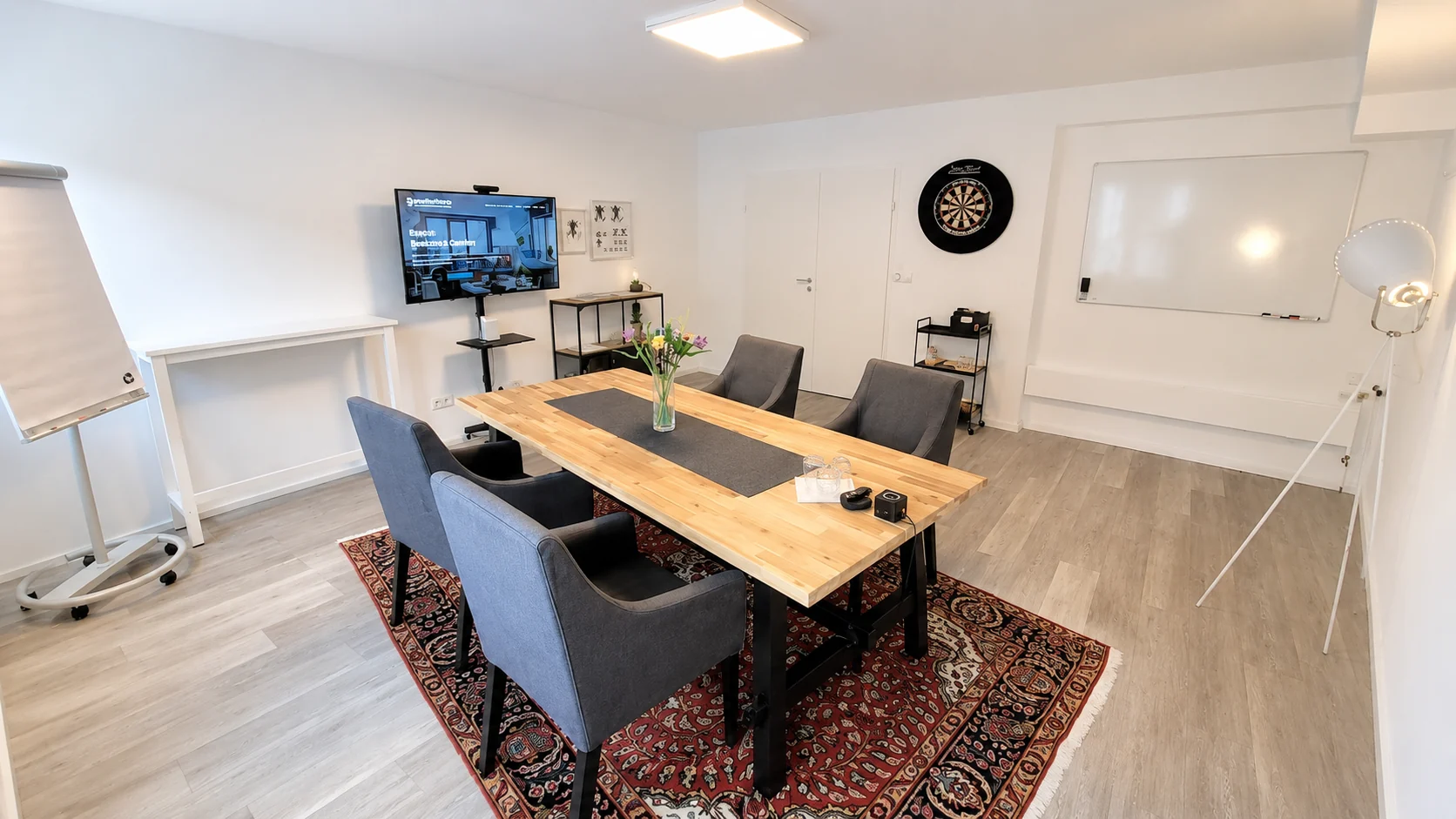 Konferenzraum mit Display und Kamera für hybride Meetings und Websessions im K7 Workspace Königstein