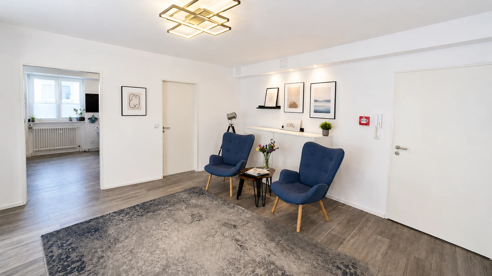 Ruhiger Empfangsbereich mit Sesseln und Bildergalerie für ein professionelles Ankommen im K7 Workspace Königstein