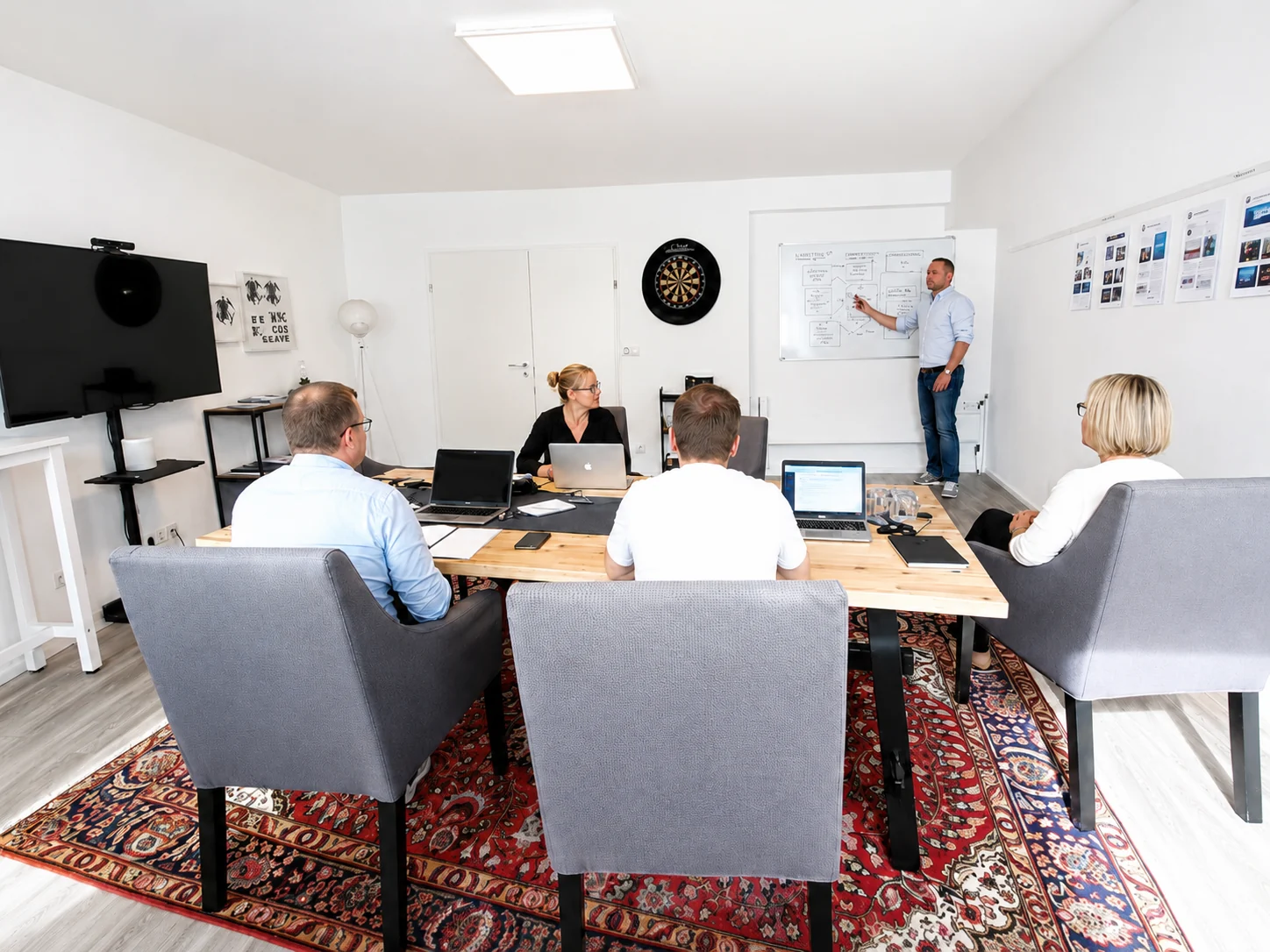 Projektbesprechung am Holztisch mit Whiteboard im K7 Workspace Königstein