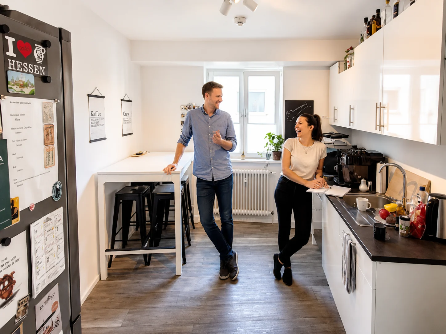 Helle Küche mit zwei Personen im Gespräch für informellen Austausch im K7 Workspace Königstein