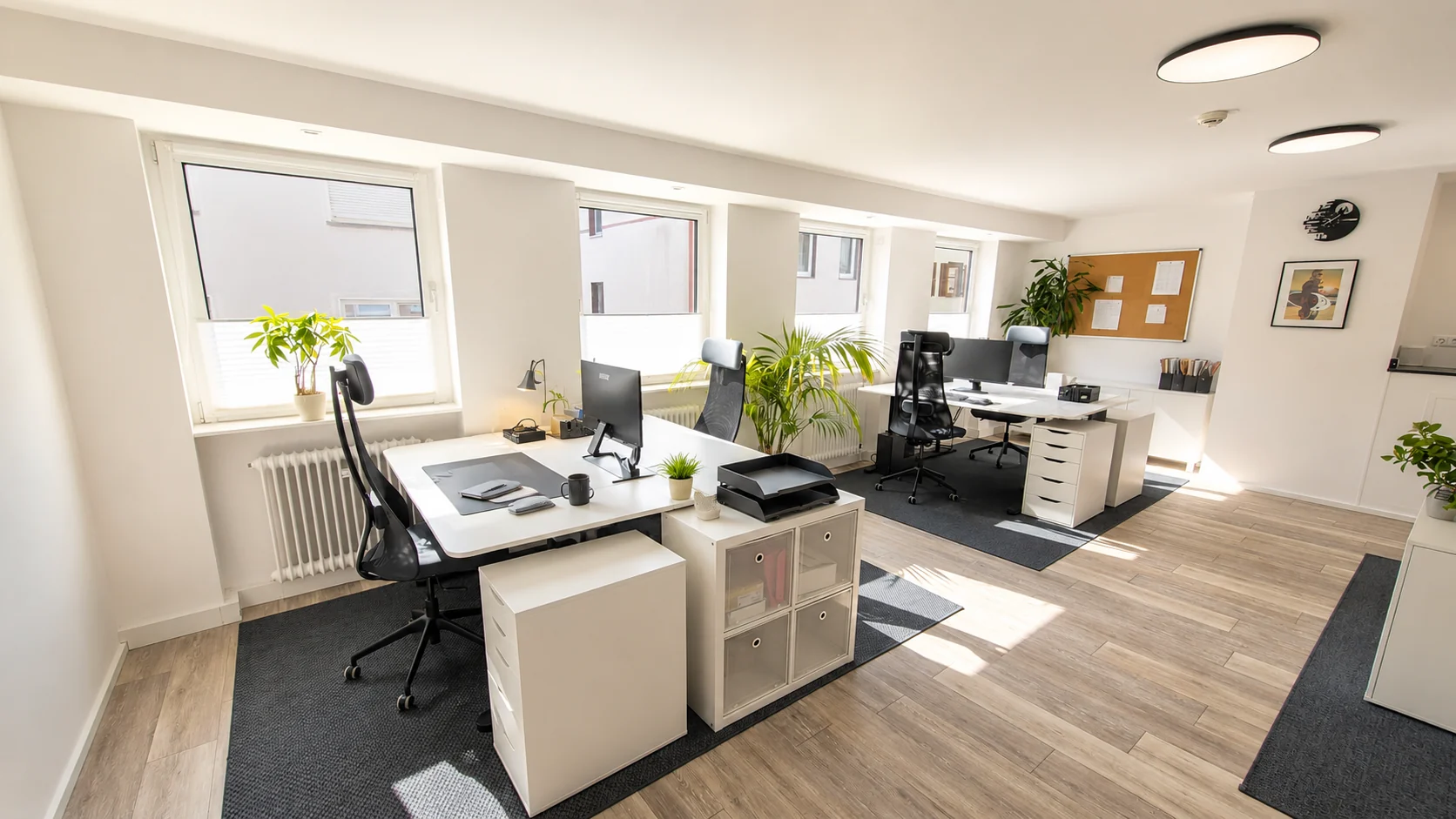 Moderner, aufgeräumter Büroarbeitsplatz in der kleinen Bürogemeinschaft K7 Workspace Königstein