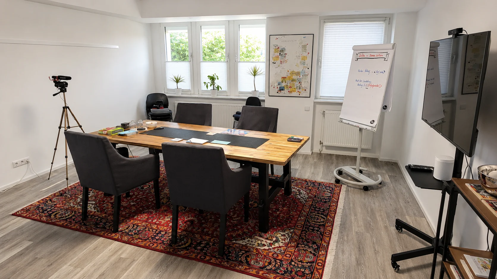 Ruhiger Coaching- und Gesprächsraum mit Holztisch und Kamera-Setup für vertrauliche Termine im K7 Workspace Königstein